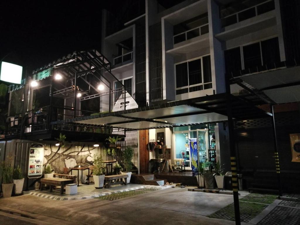 White Monkey Guesthouse Phetchaburi Exterior photo